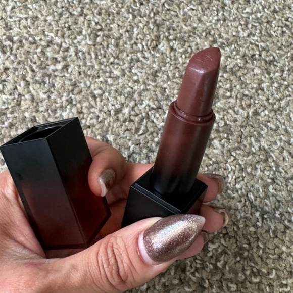 Huda Beauty "Amore" lipstick - Picture 2 of 6